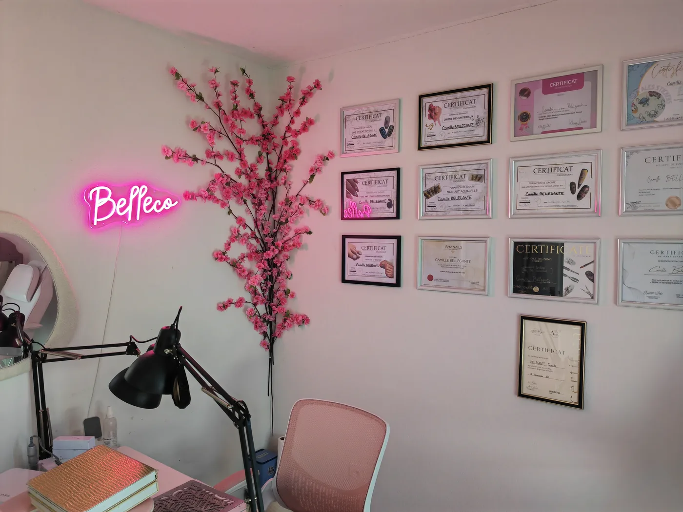 Le mur de certifications de Camille Bellegante dans son onglerie à Colomiers